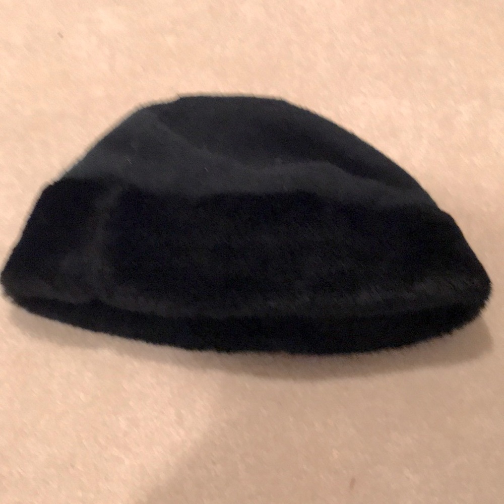 Really cute faux-fur black glamour ski hat